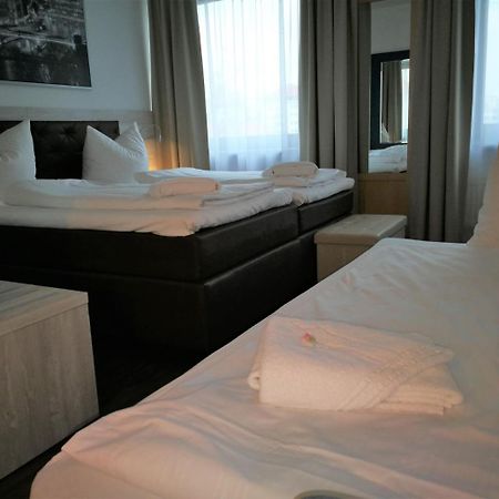 Hotel Near By Laatzen Exterior photo