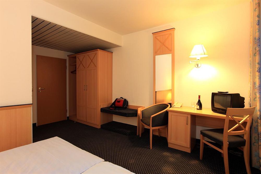 Hotel Near By Laatzen Room photo